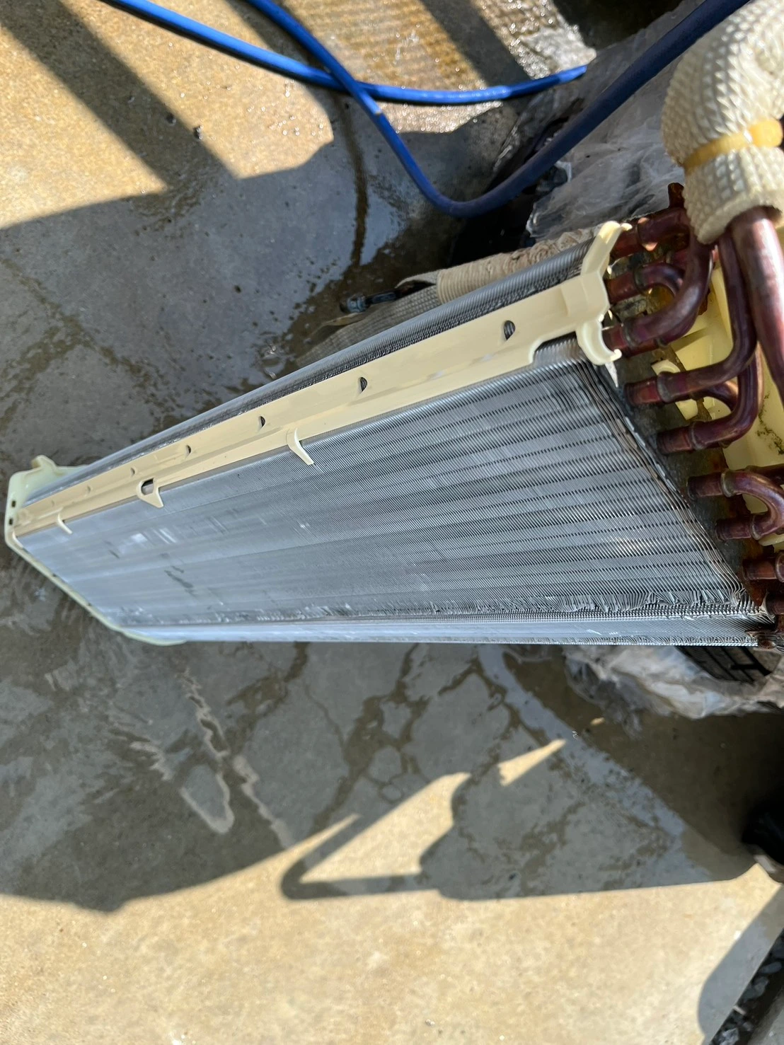 エアコン分解洗浄の作業写真