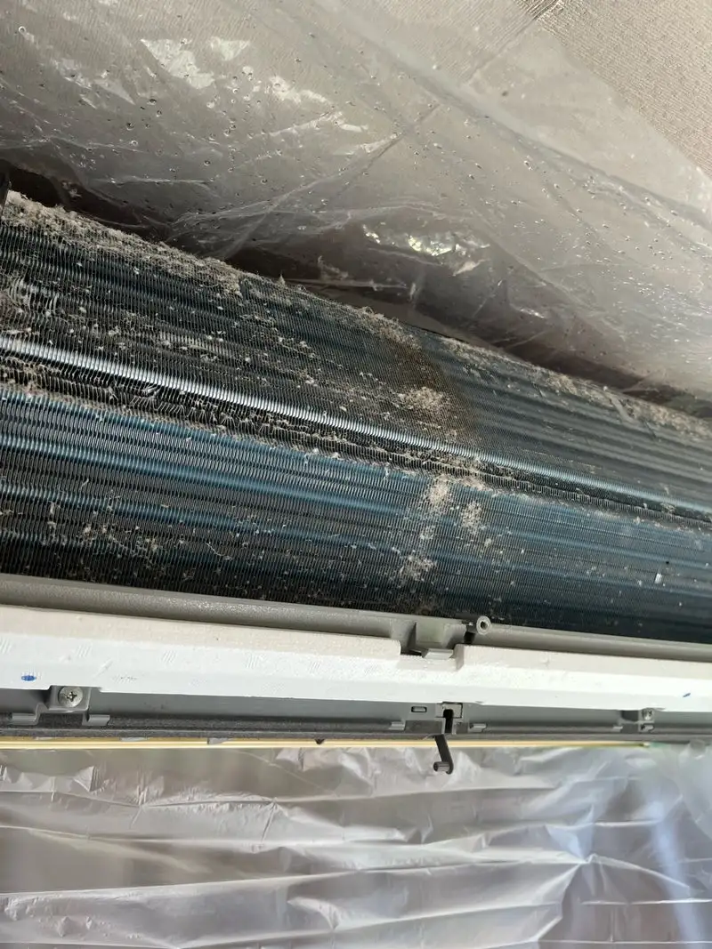 エアコンクリーニング作業中の様子