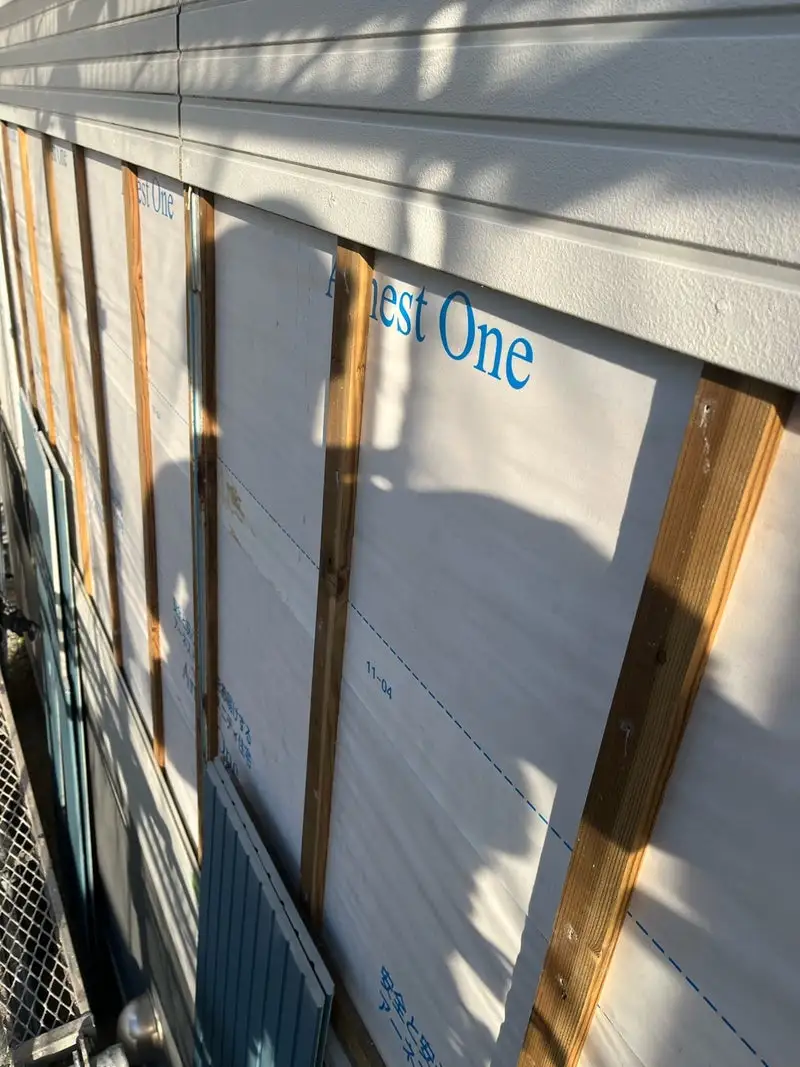 サイディング外壁の部分張り替え施工中の様子