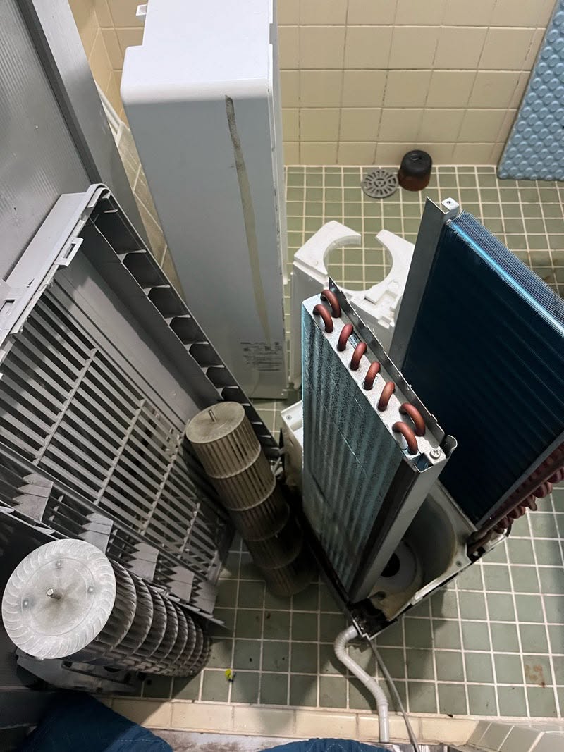 窓用エアコンの分解作業