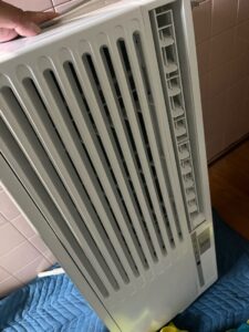 組み立て後の窓用エアコン