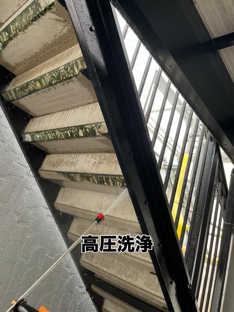 階段の高圧洗浄作業