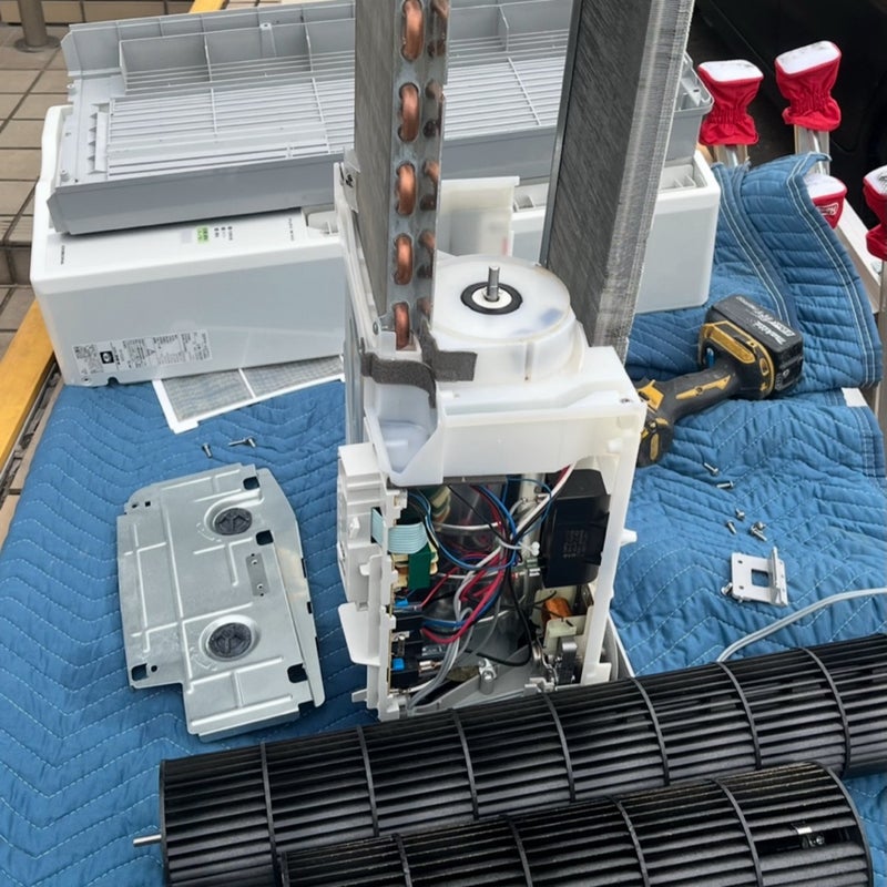 窓用エアコンの分解作業