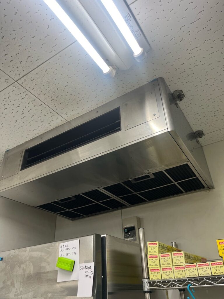 厨房用エアコン本体の洗浄作業