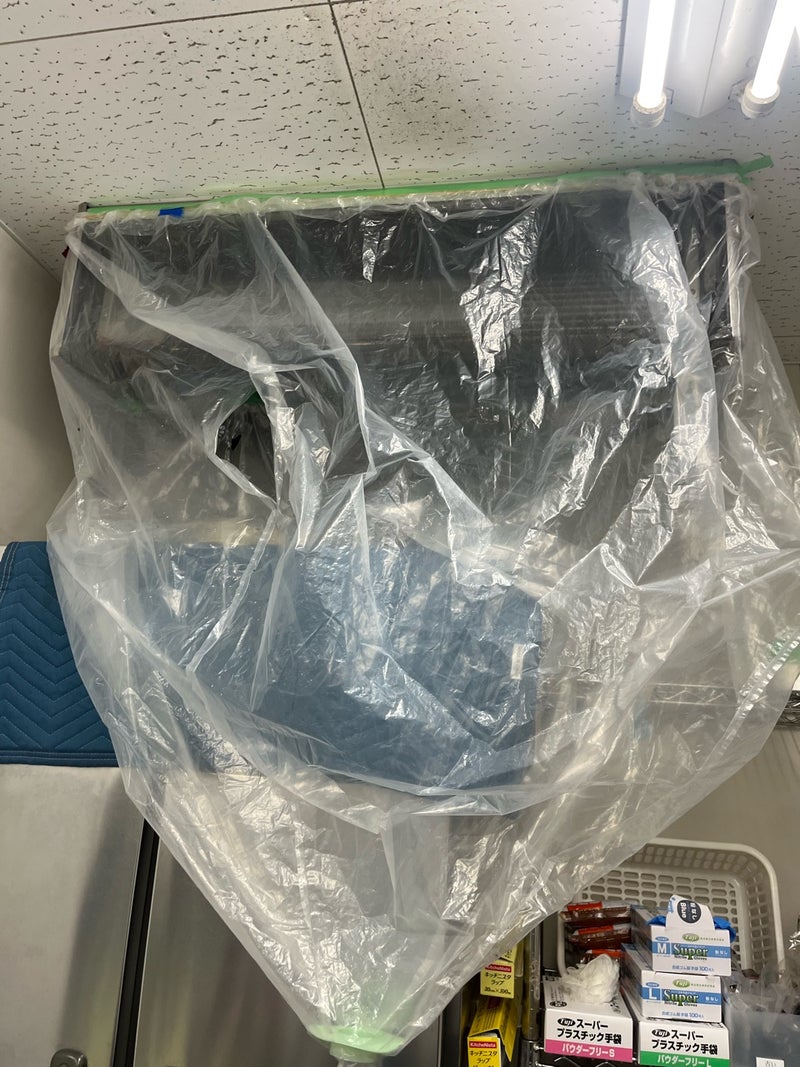 分解した厨房用エアコン部品