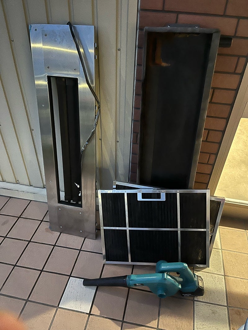 厨房用エアコンの作業前の状態