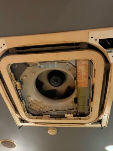 洗浄後の業務用エアコン