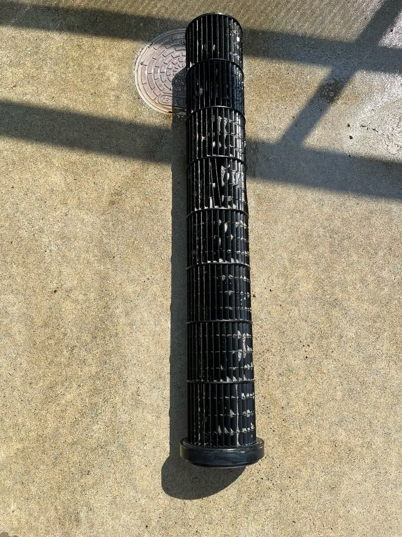 汚れたエアコン内部パーツ