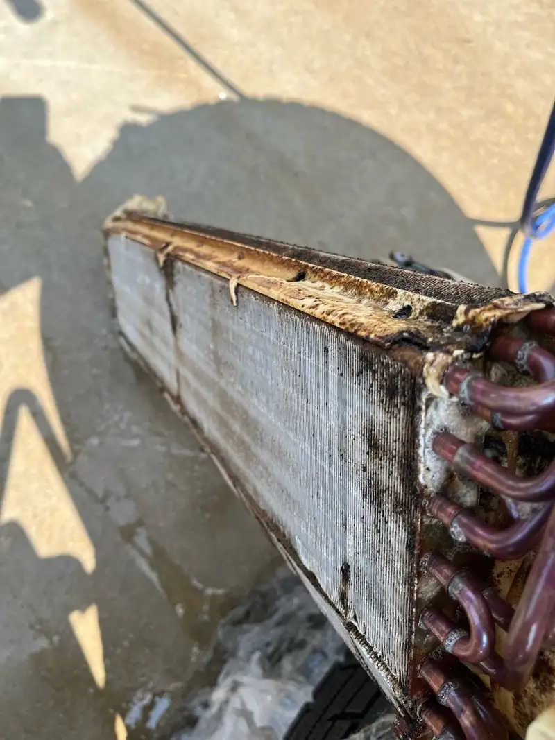 分解した　汚れた熱交換器.