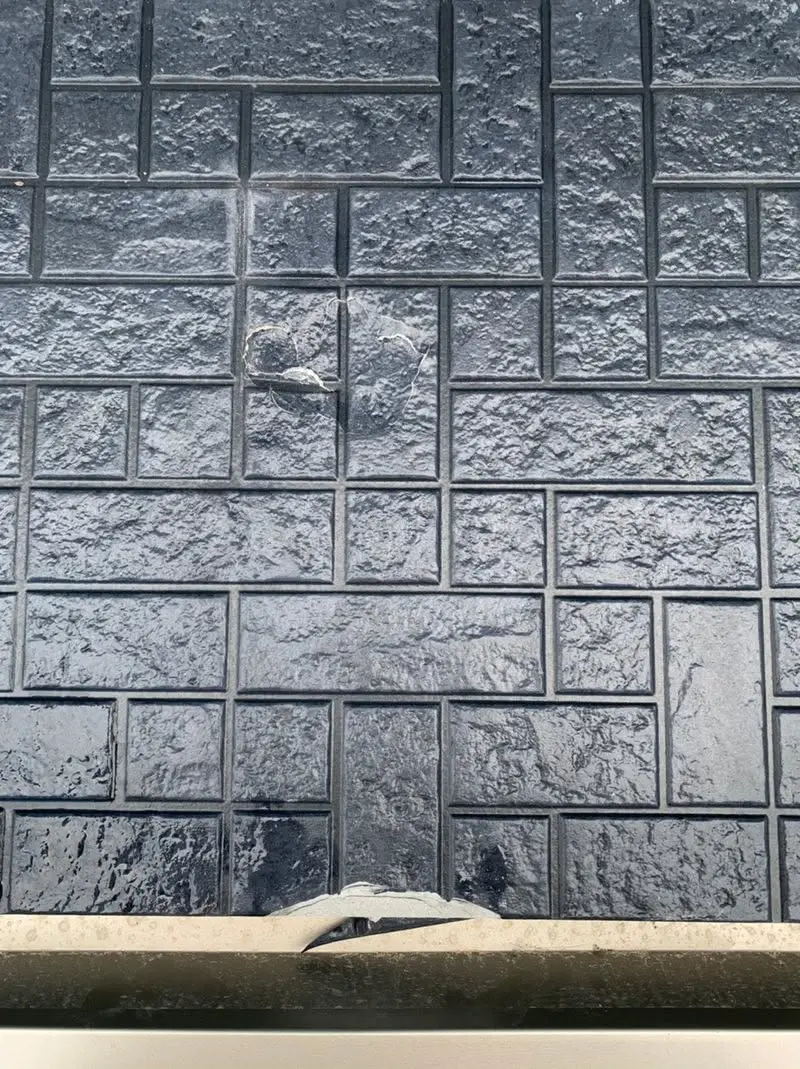 外壁サイディングの凹みと欠け 補修前