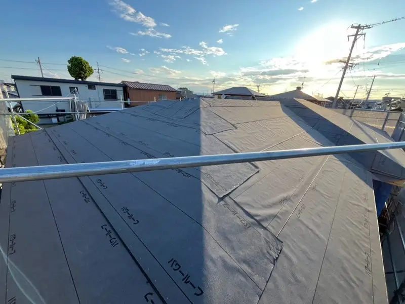 屋根カバー工法施工中の様子