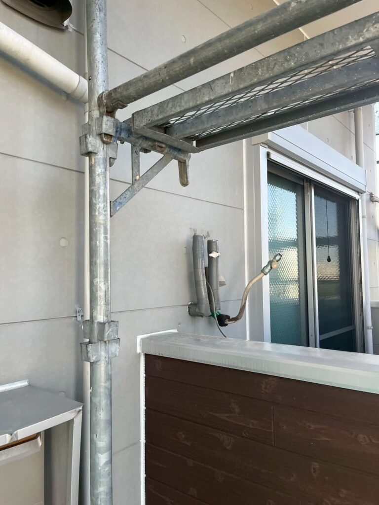 既存の給湯器が設置されている外壁の状態