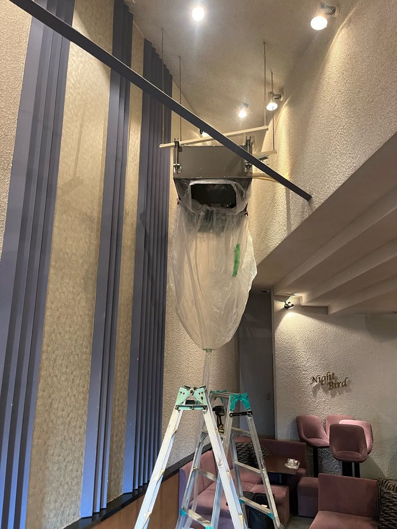 ラウンジ店舗の業務用エアコンクリーニング作業の様子