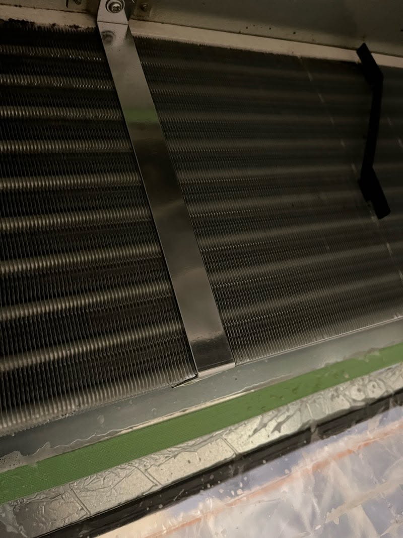 業務用エアコンの熱交換器を洗浄している様子