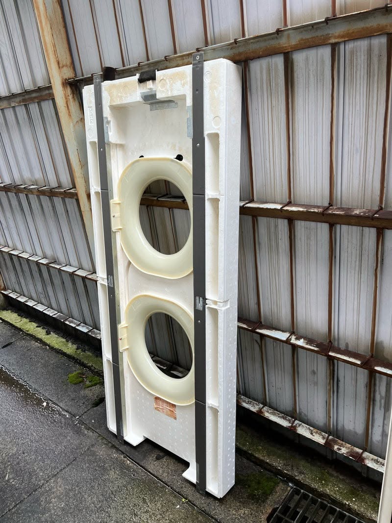 分解した業務用エアコンの部品