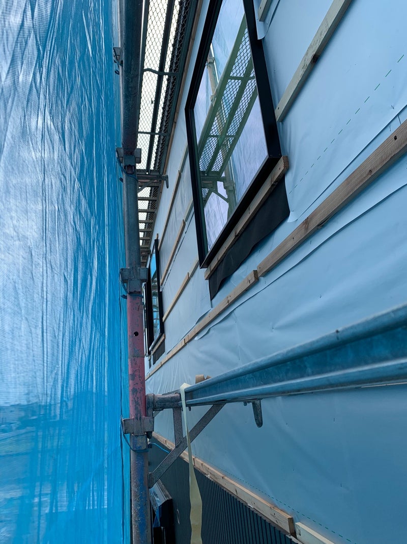 外壁下地として横胴縁を施工している様子