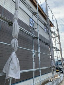 サイディング施工中の外壁と足場の様子