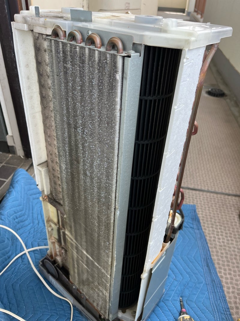 窓に設置された窓用エアコン本体の外観
