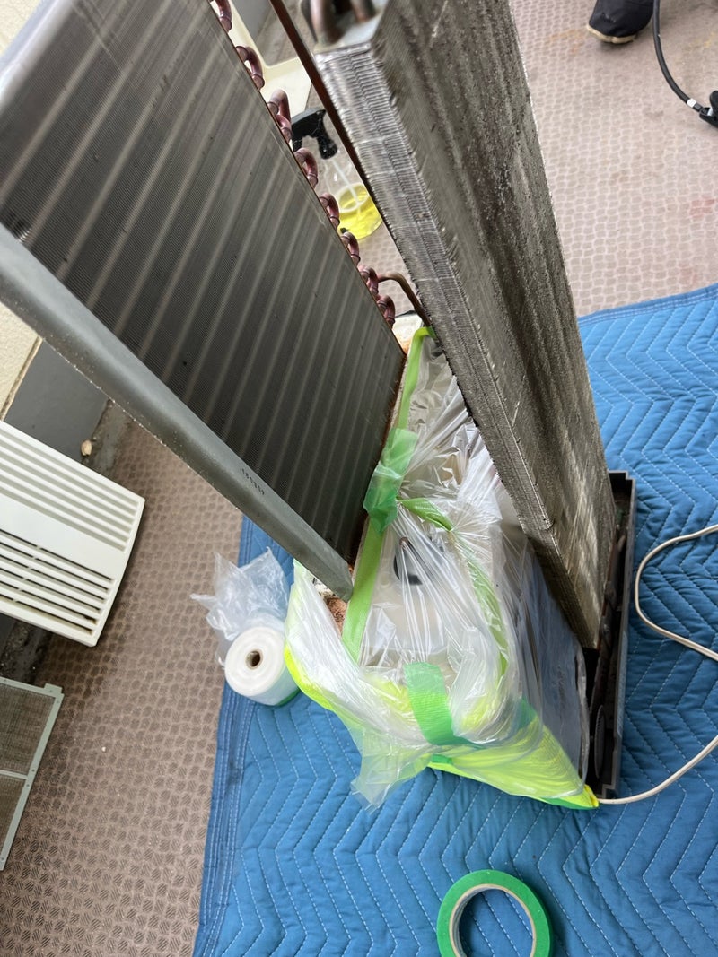 取り外したカバーやフィルターなどの部品